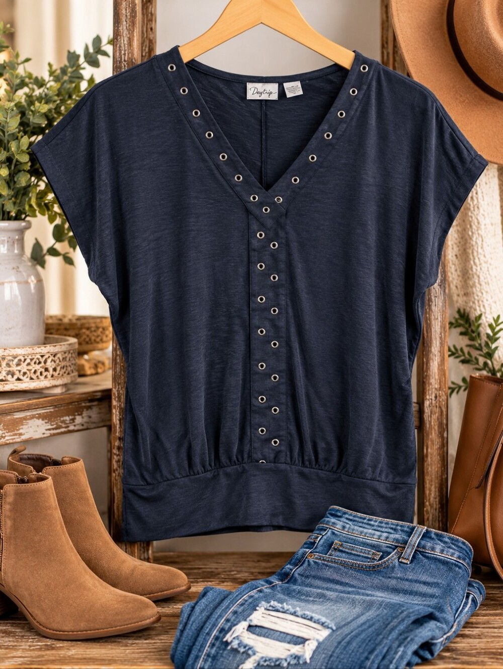 Daytrip Navy Grommet V-Neck Dolman Top Size Large